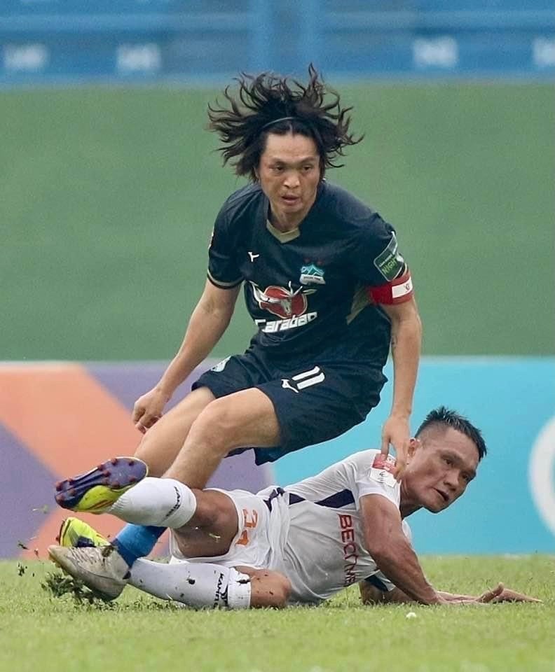 Tuấn Anh luôn được xem là cầu thủ có thể 'ký hợp đồng trọn đời' với HAGL Tuấn Anh luôn được xem là cầu thủ có thể 'ký hợp đồng trọn đời' với HAGL