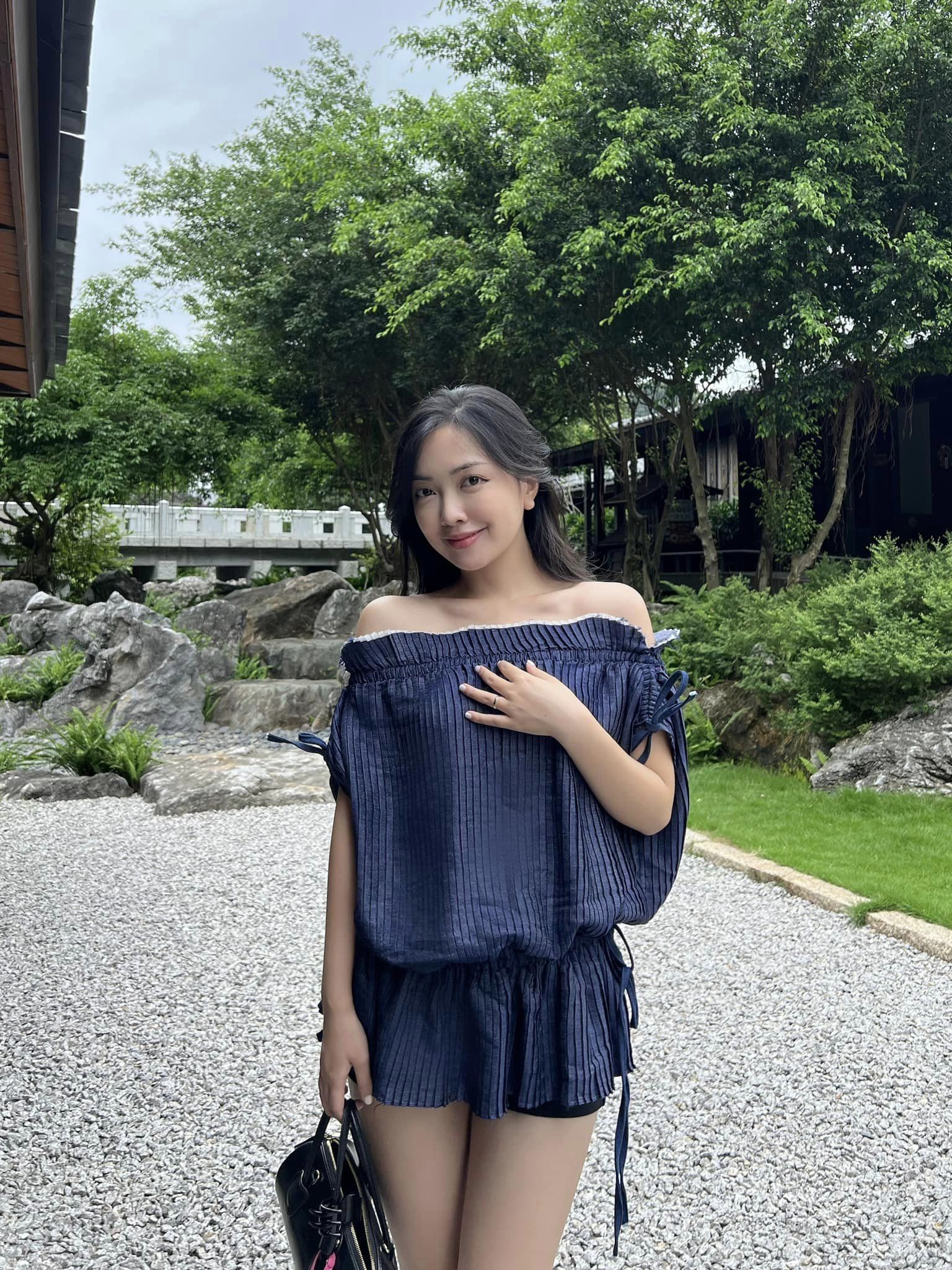 Bà xã Đức Chinh khoe ảnh cùng chồng đi du lịch, Hòa Minzy bình luận siêu 'lầy' - Ảnh 2 Bà xã Đức Chinh khoe ảnh cùng chồng đi du lịch, Hòa Minzy bình luận siêu 'lầy' - Ảnh 2