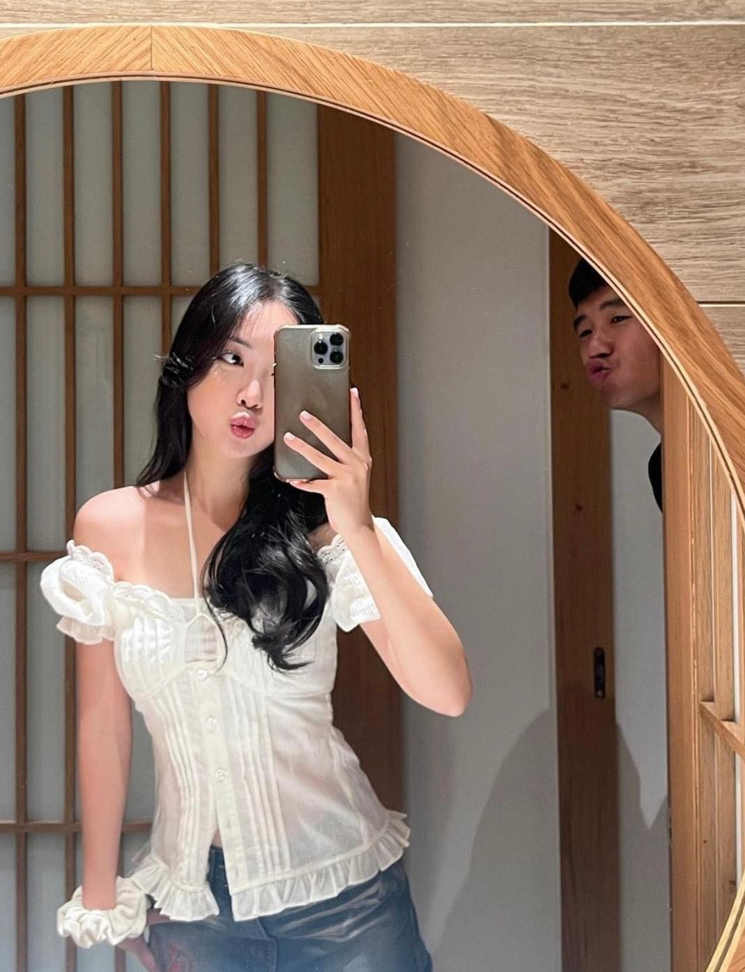 Bà xã Đức Chinh khoe ảnh cùng chồng đi du lịch, Hòa Minzy bình luận siêu 'lầy' - Ảnh 1 Bà xã Đức Chinh khoe ảnh cùng chồng đi du lịch, Hòa Minzy bình luận siêu 'lầy' - Ảnh 1