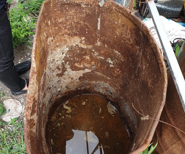 Cần lật úp các vật dụng chứa nước - nơi muỗi có thể đẻ trứng để phòng sốt xuất huyết. Ảnh: VGP/HM Cần lật úp các vật dụng chứa nước - nơi muỗi có thể đẻ trứng để phòng sốt xuất huyết. Ảnh: VGP/HM