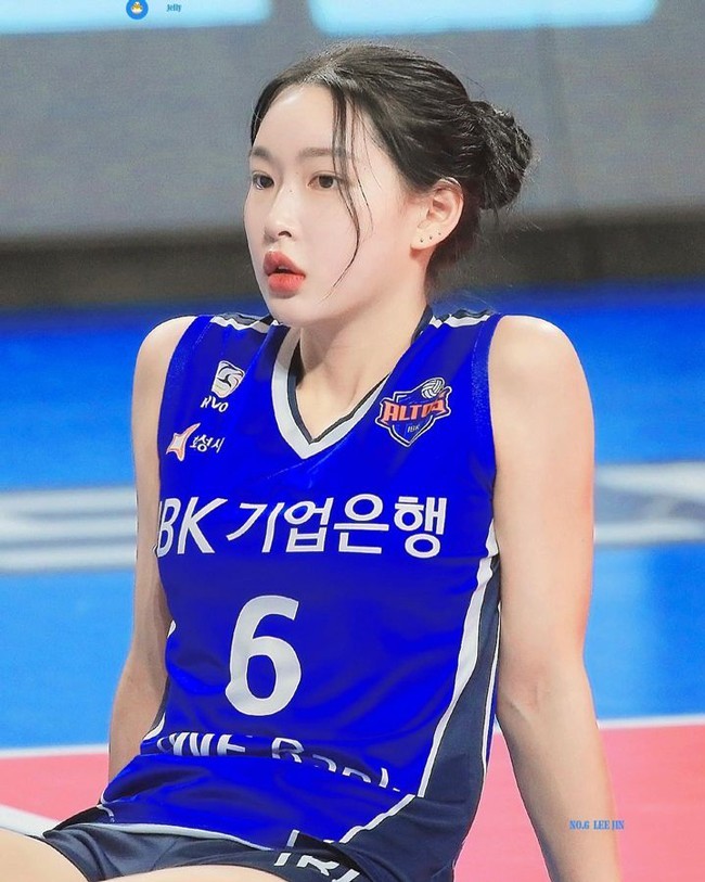 VĐV bóng chuyền Lee Jin sinh năm 2001 sở hữu nhan sắc xinh đẹp không kém gì chị em nhà Lee Da Yeong và Lee Jae Yong
