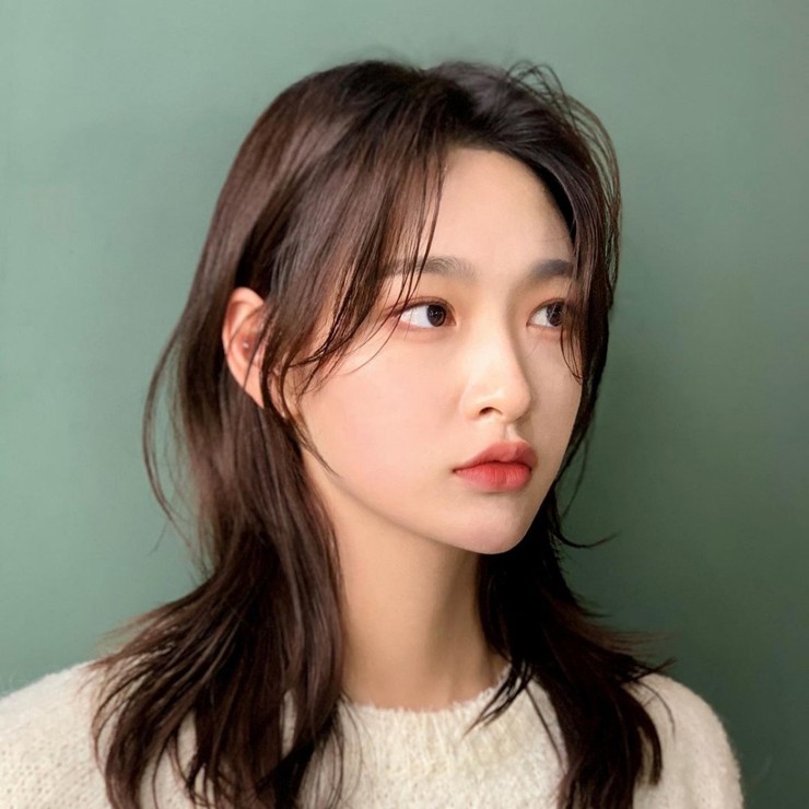 Làn da trắng, đôi mắt sắc sảo cũng là một điểm cộng của Lee Jin