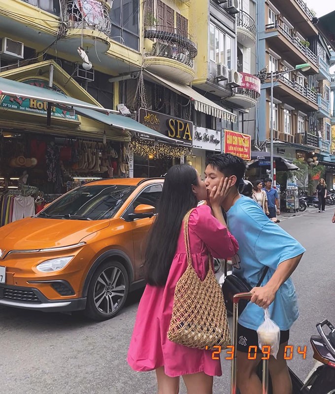 Cặp đôi không ngại khóa môi ngay ngoài đường Cặp đôi không ngại khóa môi ngay ngoài đường