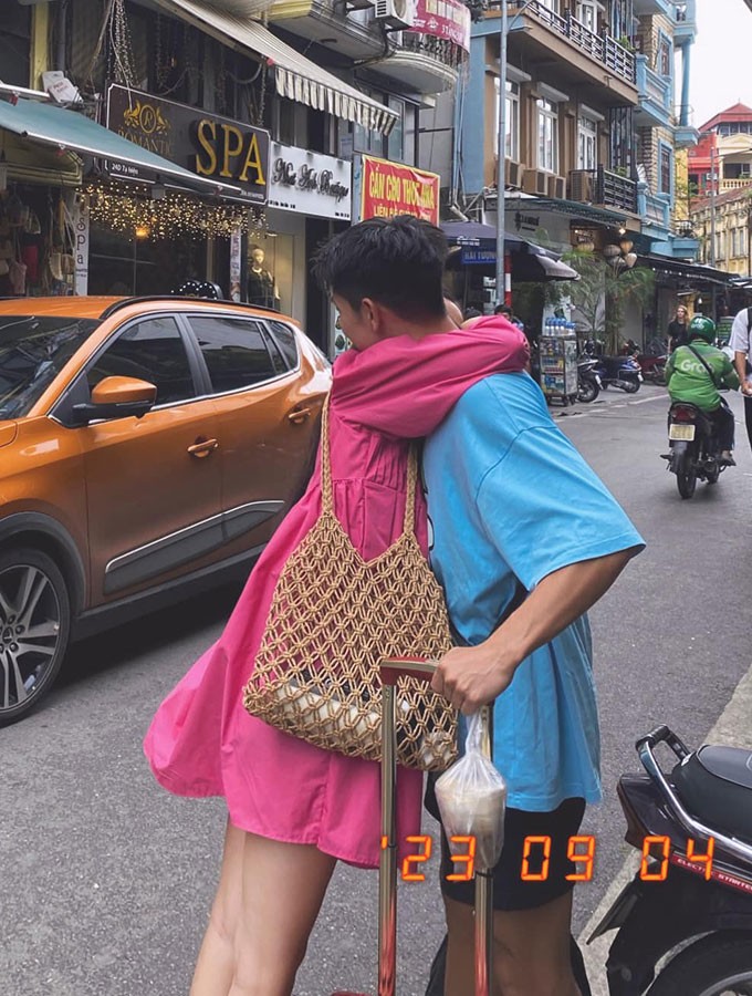 Cựu tiền vệ ĐT Việt Nam được bạn gái hot girl 'khóa môi' ngay giữa chốn đông người - Ảnh 1 Cựu tiền vệ ĐT Việt Nam được bạn gái hot girl 'khóa môi' ngay giữa chốn đông người - Ảnh 1