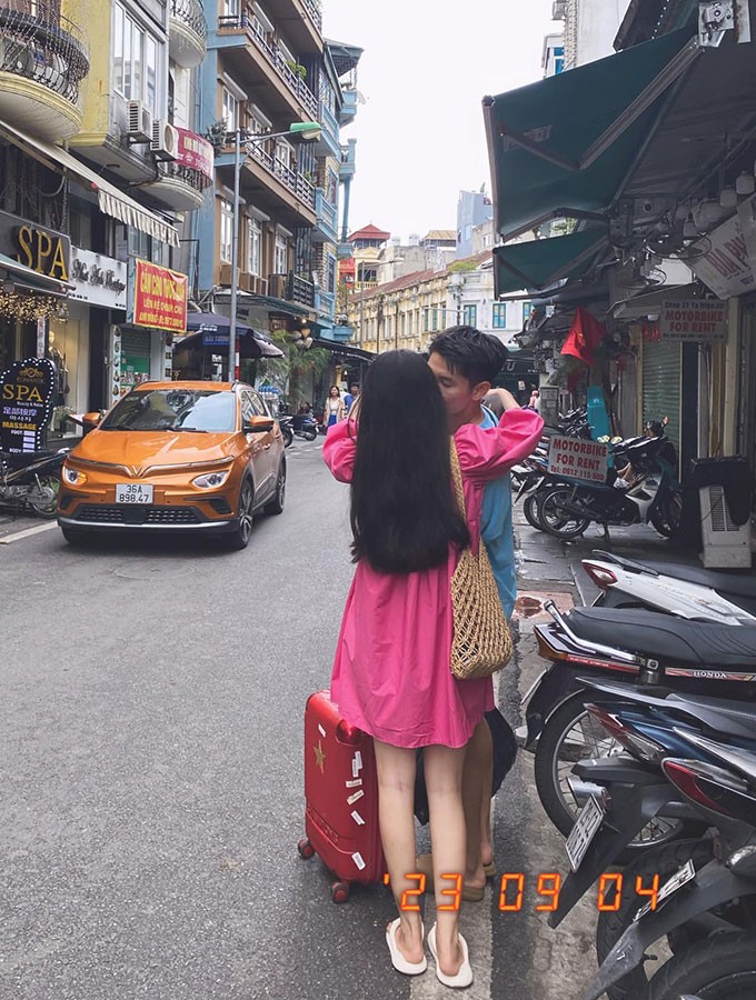 Trọng Hùng và Trang Trang còn khóa môi ngọt ngào và ôm nhau tạm biệt Trọng Hùng và Trang Trang còn khóa môi ngọt ngào và ôm nhau tạm biệt