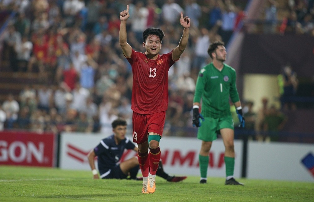 Vĩ Hào ghi bàn ấn định chiến thắng đậm 6-0 cho U23 Việt Nam Vĩ Hào ghi bàn ấn định chiến thắng đậm 6-0 cho U23 Việt Nam