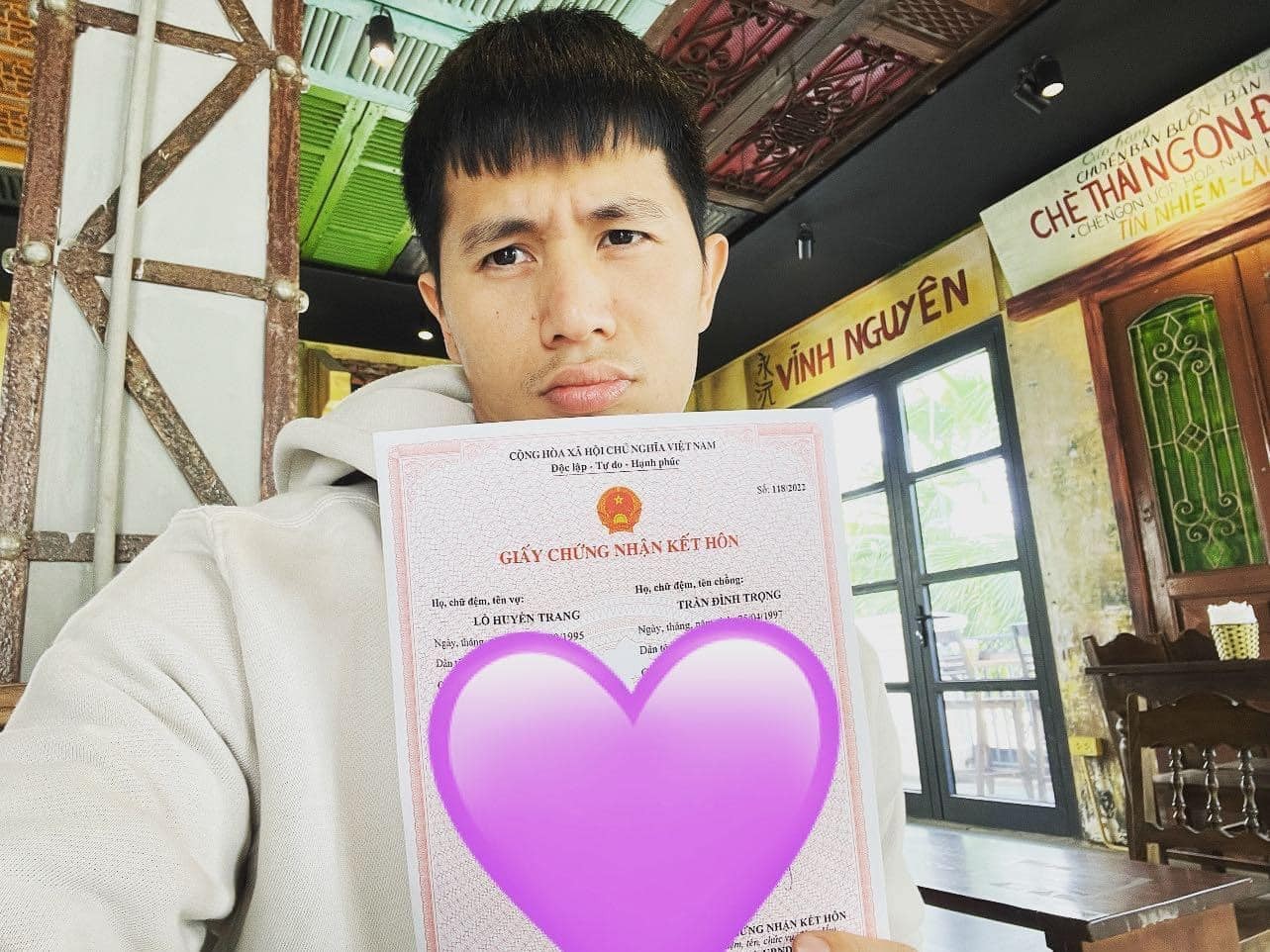 Hậu vệ điển trai cùng vợ đã chính thức đăng ký kết hôn từ đầu năm 2023