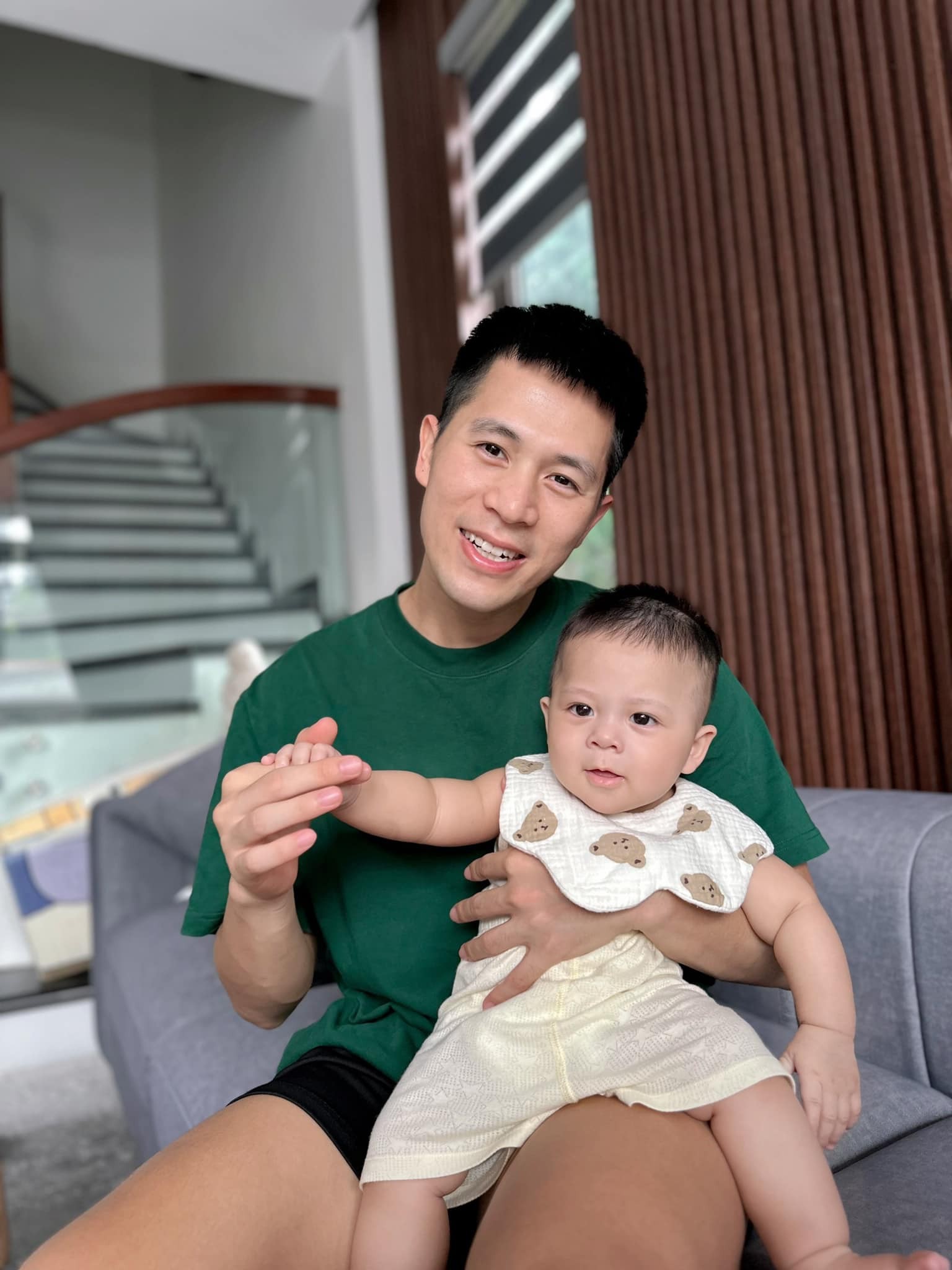 Đình Trọng đón con trai đầu lòng ngày 2/1/2023 tại Hà Nội. Đến nay cậu bé đã được 8 tháng tuổi. Đến thời điểm hiện tại khi con đã cứng cáp cả hai mới quyết định tổ chức lễ cưới