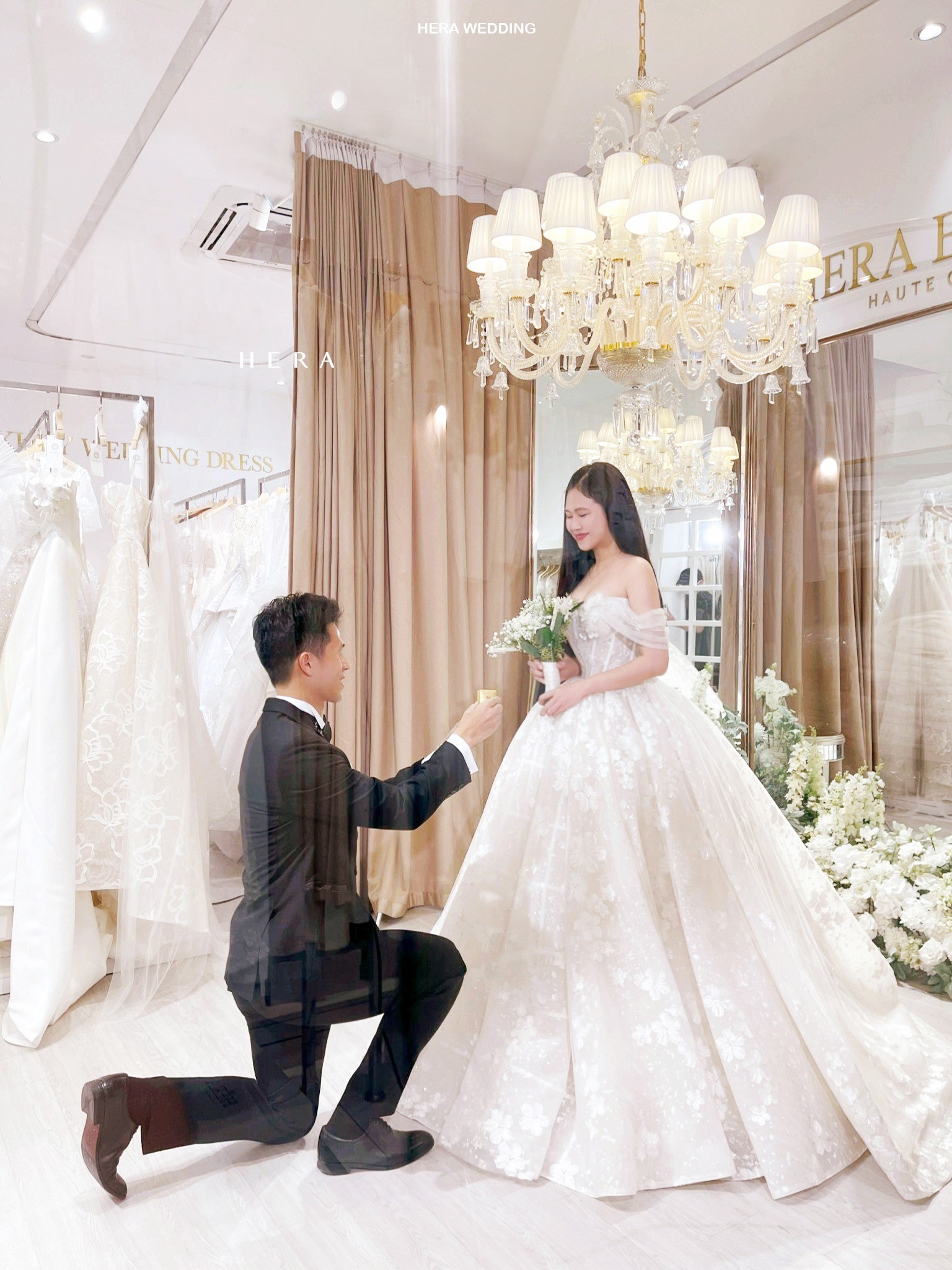 Trọng 'Ỉn' và vợ bắt đầu công khai hẹn hò từ năm 2014. Sau 8 năm chuyện tình đẹp, bình yên đã khép lại bằng một cái kết đầy hạnh phúc