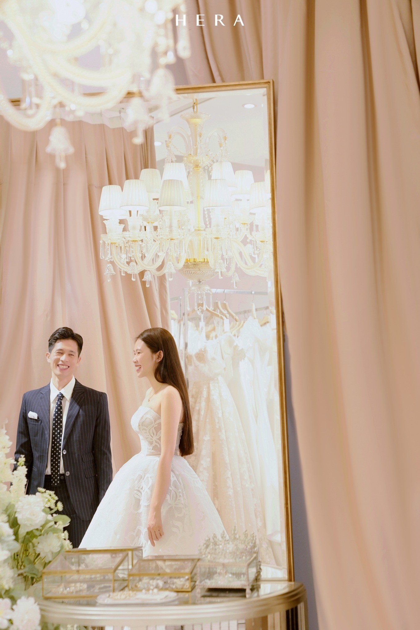 Trọng 'Ỉn' và vợ bắt đầu công khai hẹn hò từ năm 2014. Sau 8 năm chuyện tình đẹp, bình yên đã khép lại bằng một cái kết đầy hạnh phúc