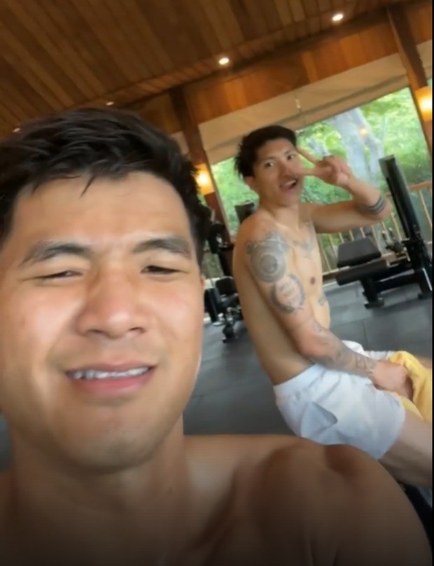 Đức Chinh cùng Văn Hậu tập gym khi đi du lịch Đức Chinh cùng Văn Hậu tập gym khi đi du lịch