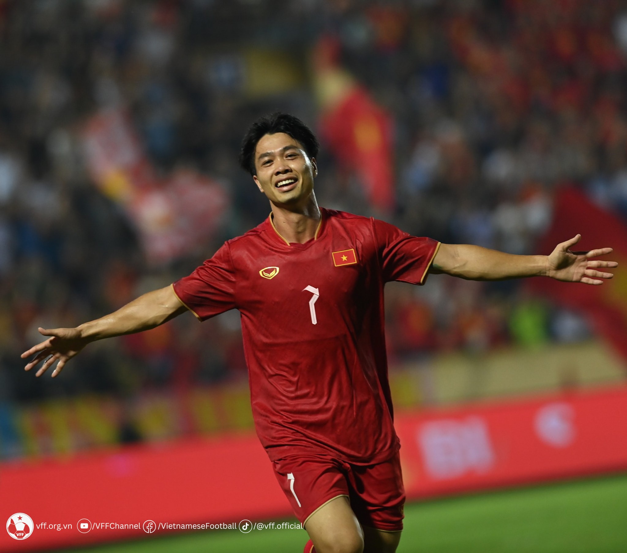 Công Phượng khai thông thế bế tắc của trận đấu. Ảnh: VFF