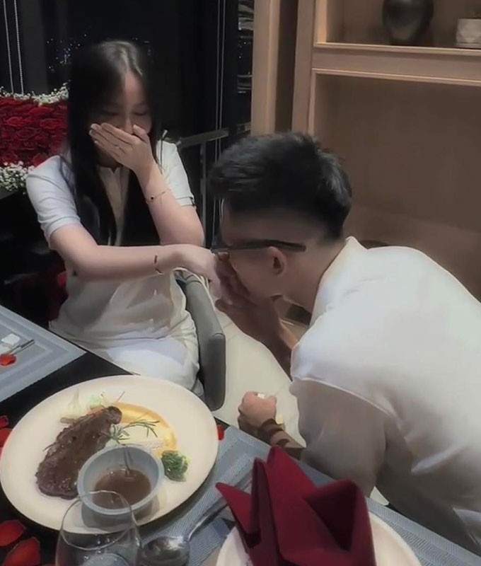 Khoảnh khắc Huỳnh Như xúc động khi được Trịnh Văn Lợi cầu hôn. Huỳnh Như đã gật đầu đồng ý và giơ tay khoe chiếc nhẫn đeo ngón áp út