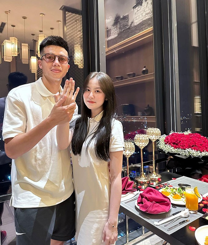 Hậu vệ sinh năm 1996 đã chuẩn bị một bữa ăn ấm cúng cùng bó hoa hồng đầy lãng mạn để cầu hôn bạn gái