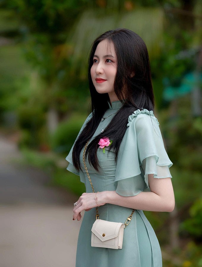 Bạn gái của cựu trung vệ U23 Việt Nam sở hữu khuôn mặt bầu bĩnh đáng yêu cùng làn da trắng bóc