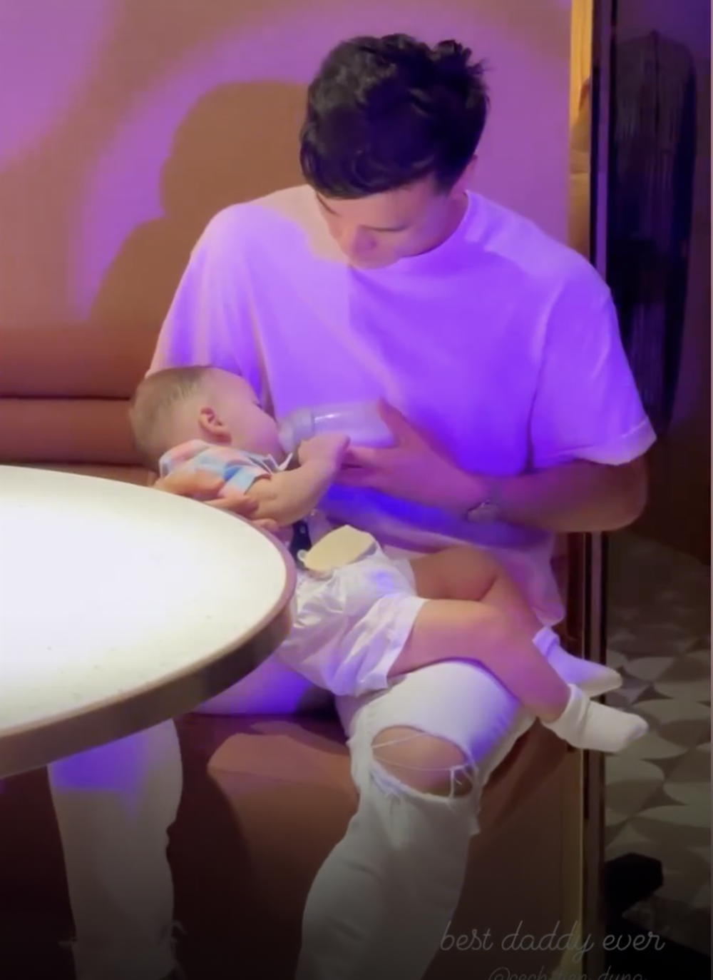 Ở buổi tiệc sinh nhật dành cho bà xã Dianka, thủ thành sinh năm 1997 còn kiêm cả nhiệm vụ bế và chăm con trai suốt buổi tối