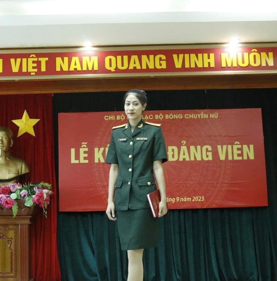 Sau khi trở về từ giải vô địch bóng chuyền châu Á, cô vinh dự được kết nạp Đảng ở tuổi 22 và nhận thưởng từ lãnh đạo đội bóng chuyền BTLTT Sau khi trở về từ giải vô địch bóng chuyền châu Á, cô vinh dự được kết nạp Đảng ở tuổi 22 và nhận thưởng từ lãnh đạo đội bóng chuyền BTLTT