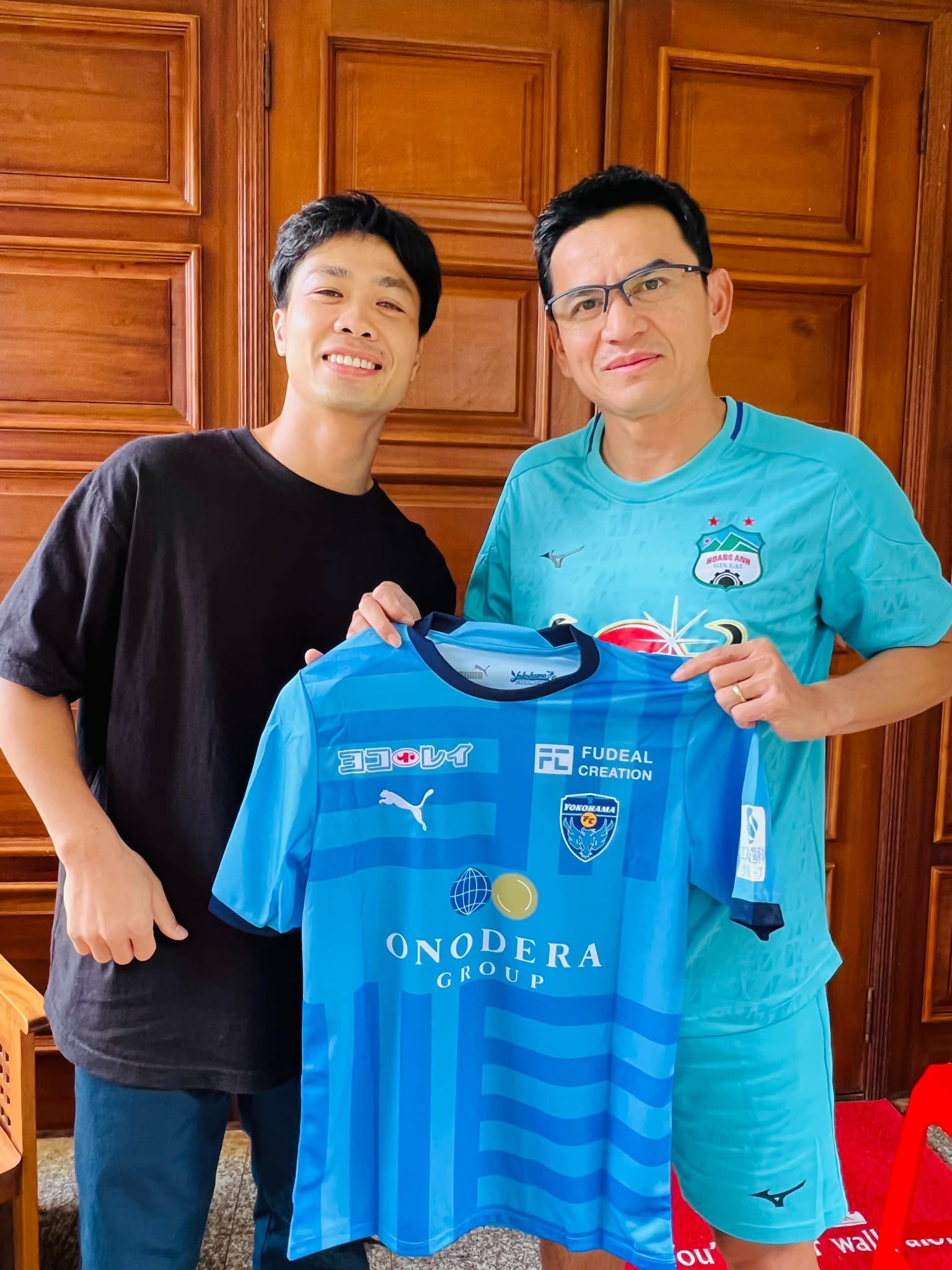 Công Phượng tặng HLV chiếc áo đấu của CLB Yokohama