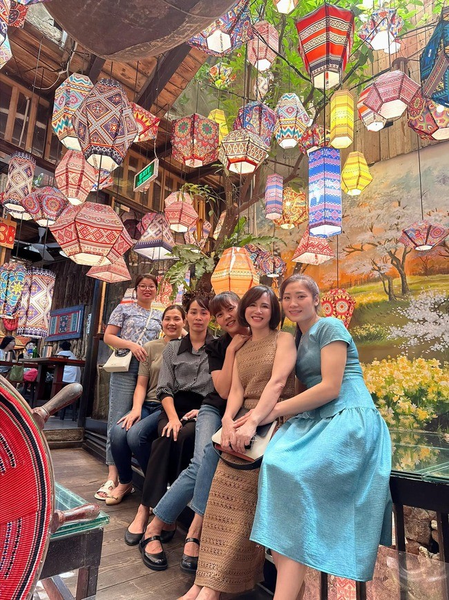 Hoa khôi bóng chuyền Phạm Thị Yến khoe nhan sắc không tuổi nhân dịp hội ngộ với những người bạn