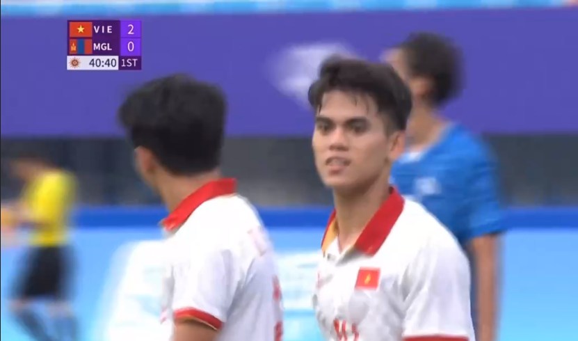Văn Khang nâng tỷ số lên thành 3-0 cho Olympic Việt Nam