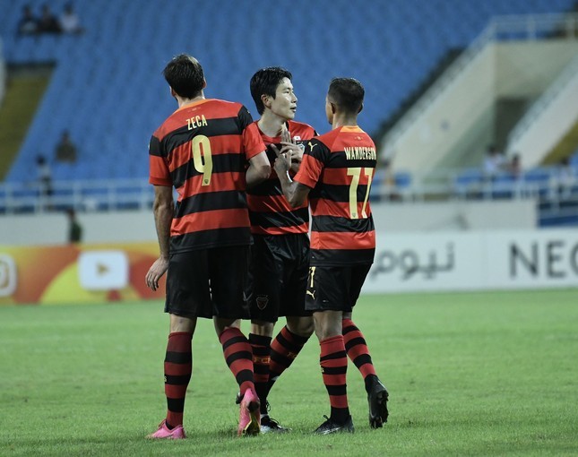 Văn Quyết từ chối rời sân trong ngày Hà Nội FC thua đậm ở giải châu Á - Ảnh 2 Văn Quyết từ chối rời sân trong ngày Hà Nội FC thua đậm ở giải châu Á - Ảnh 2