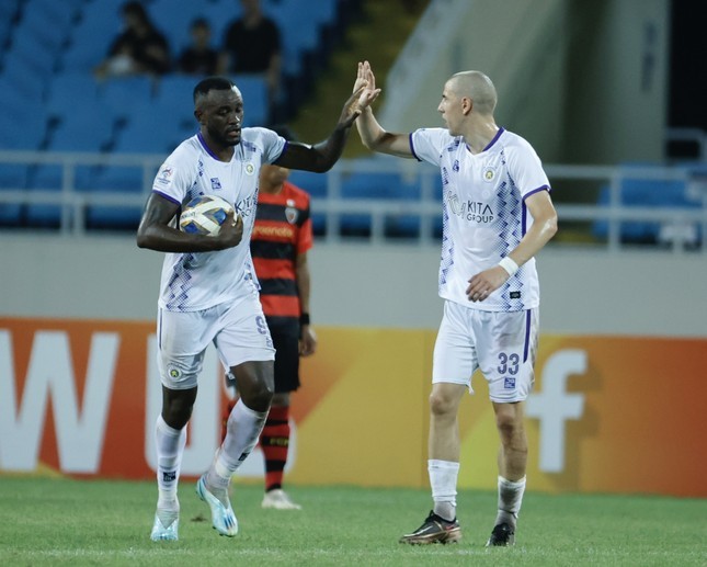 Văn Quyết từ chối rời sân trong ngày Hà Nội FC thua đậm ở giải châu Á - Ảnh 4 Văn Quyết từ chối rời sân trong ngày Hà Nội FC thua đậm ở giải châu Á - Ảnh 4
