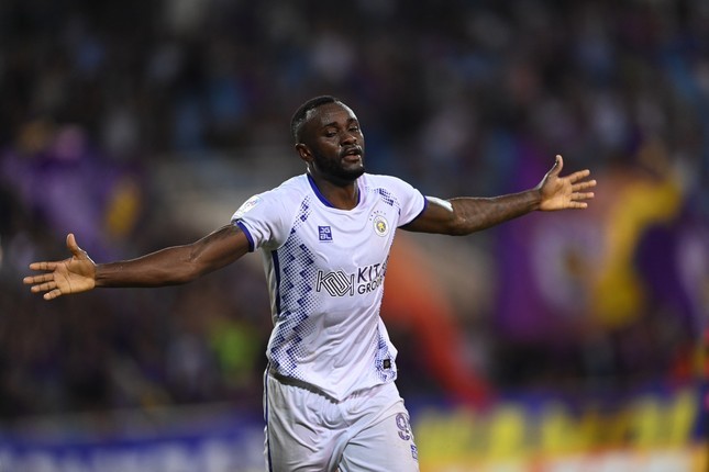 Cú đúp của Tagueu không đủ để giúp Hà Nội FC giữ lại dù chỉ 1 điểm Cú đúp của Tagueu không đủ để giúp Hà Nội FC giữ lại dù chỉ 1 điểm