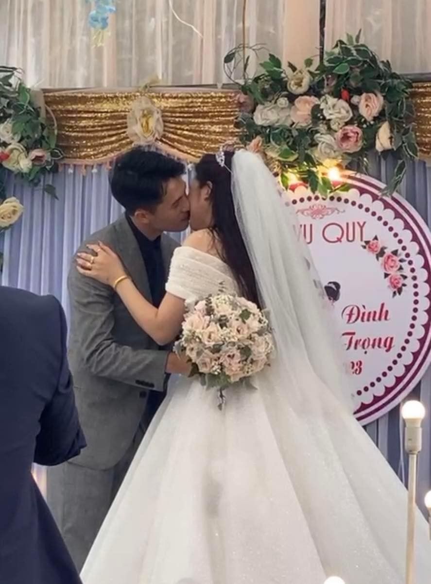 Cặp trai tài gái sắc trao nhau nụ hôn trong tiếng vỗ tay chúc mừng của người thân và bạn bè Cặp trai tài gái sắc trao nhau nụ hôn trong tiếng vỗ tay chúc mừng của người thân và bạn bè