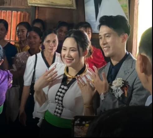 Những hình ảnh đầu tiên trong lễ vu quy của Đình Trọng và bà xã Huyền Trang - Ảnh 2 Những hình ảnh đầu tiên trong lễ vu quy của Đình Trọng và bà xã Huyền Trang - Ảnh 2