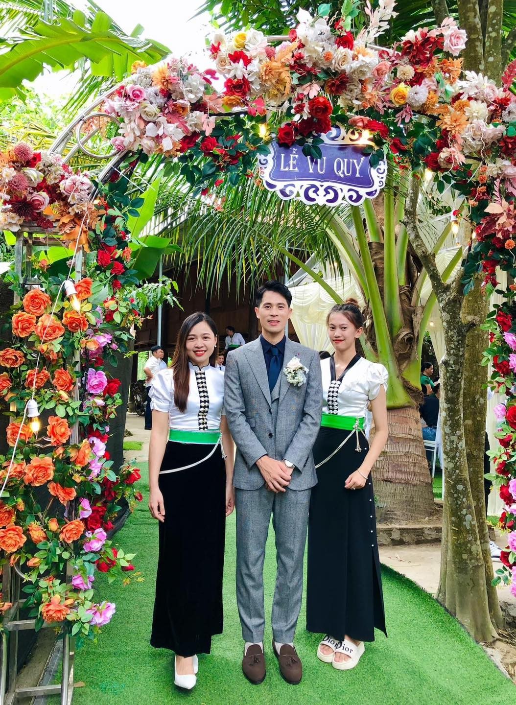 Đình Trọng rạng rỡ trong lễ vu quy Đình Trọng rạng rỡ trong lễ vu quy