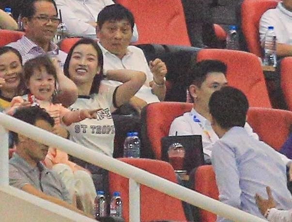 Đỗ Mỹ Linh nở nụ cười tươi tắn khi nói chuyện cùng người nhà Đỗ Mỹ Linh nở nụ cười tươi tắn khi nói chuyện cùng người nhà
