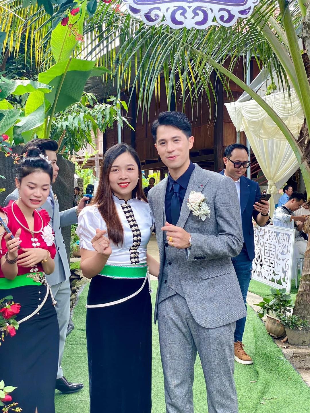 Những hình ảnh đầu tiên trong lễ vu quy của Đình Trọng và bà xã Huyền Trang - Ảnh 3 Những hình ảnh đầu tiên trong lễ vu quy của Đình Trọng và bà xã Huyền Trang - Ảnh 3