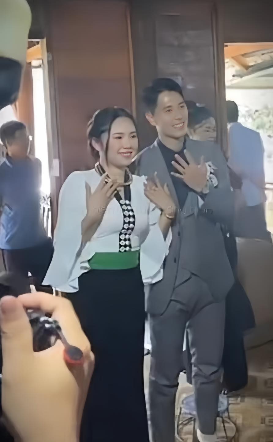 Đình Trọng và vợ khoe nhẫn cưới trong lễ vu quy Đình Trọng và vợ khoe nhẫn cưới trong lễ vu quy