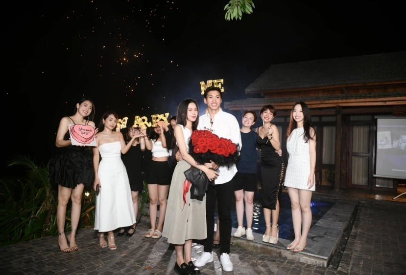 Đoàn Văn Hậu cầu hôn thành công Doãn Hải My trước sự chứng kiến của dàn diễn viên Bảo Hân, Việt Hoàng, Hoàng Kim Ngọc,... Đoàn Văn Hậu cầu hôn thành công Doãn Hải My trước sự chứng kiến của dàn diễn viên Bảo Hân, Việt Hoàng, Hoàng Kim Ngọc,...