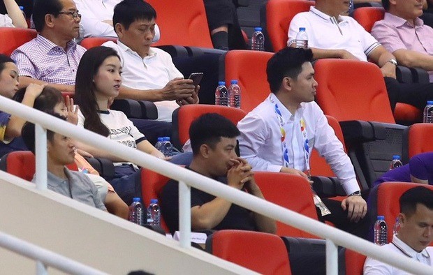 Hậu sinh con đầu lòng, Đỗ Mỹ Linh lần đầu xuất hiện cùng chồng Chủ tịch dự khán trận đấu của Hà Nội FC - Ảnh 1 Hậu sinh con đầu lòng, Đỗ Mỹ Linh lần đầu xuất hiện cùng chồng Chủ tịch dự khán trận đấu của Hà Nội FC - Ảnh 1