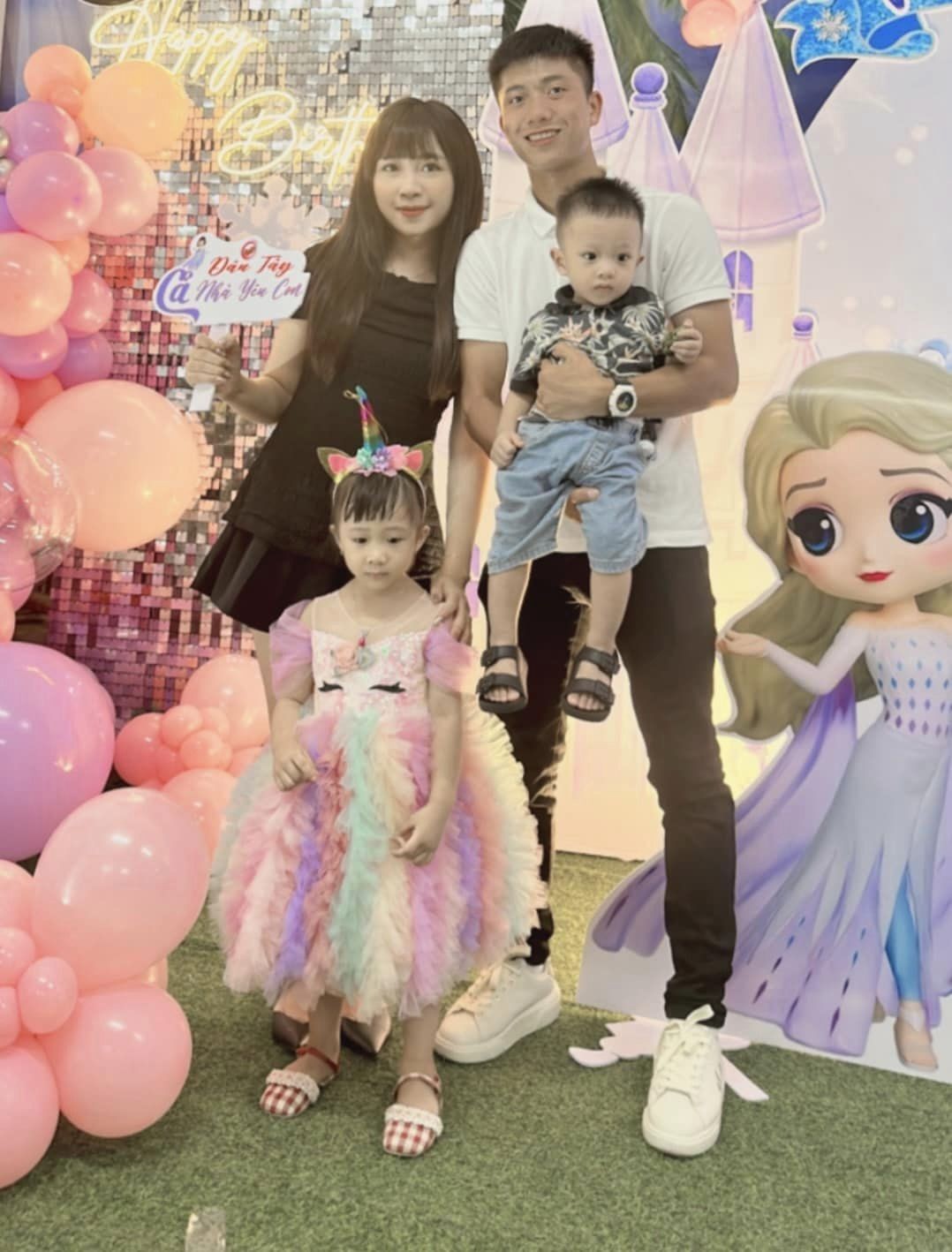 Tương tự các cầu thủ khác, anh cũng sớm yên bề gia thất để tập trung phát triển sự nghiệp. Tháng 1/2020, Phan Văn Đức và bạn gái Nhật Linh (SN 1998) tổ chức đám cưới sau gần nửa năm công khai hẹn hò. Sau gần 2 năm, vợ chồng cầu thủ Phan Văn Đức tiếp tục chia sẻ niềm hạnh phúc với người hâm mộ khi có con trai. Tương tự các cầu thủ khác, anh cũng sớm yên bề gia thất để tập trung phát triển sự nghiệp. Tháng 1/2020, Phan Văn Đức và bạn gái Nhật Linh (SN 1998) tổ chức đám cưới sau gần nửa năm công khai hẹn hò. Sau gần 2 năm, vợ chồng cầu thủ Phan Văn Đức tiếp tục chia sẻ niềm hạnh phúc với người hâm mộ khi có con trai.