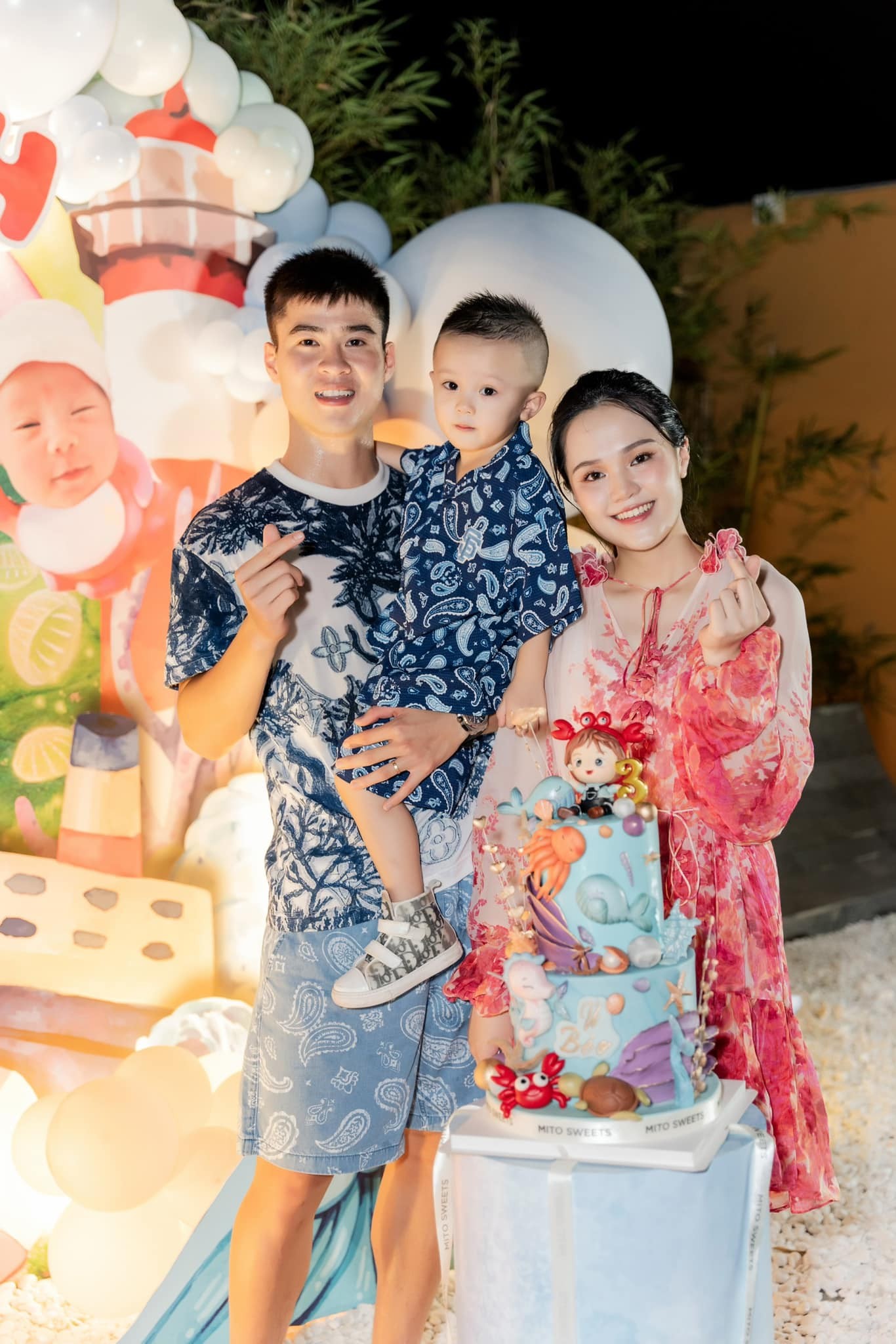 Sau chiến tích tại Thường Châu, Đỗ Duy Mạnh (SN 1996, Hà Nội) tiếp tục giữ vững phong độ ổn định và trở thành trụ cột của ĐT Việt Nam. Đầu năm 2020, Đỗ Duy Mạnh - Nguyễn Quỳnh Anh (SN 1996) tổ chức đám cưới hoành tráng. Tháng 9/2020, cặp đôi vui mừng chào đón con trai đầu lòng. Mới đây, Duy Mạnh lại tiếp tục chia sẻ niềm hạnh phúc của gia đình khi chào đón bé thứ 2 Sau chiến tích tại Thường Châu, Đỗ Duy Mạnh (SN 1996, Hà Nội) tiếp tục giữ vững phong độ ổn định và trở thành trụ cột của ĐT Việt Nam. Đầu năm 2020, Đỗ Duy Mạnh - Nguyễn Quỳnh Anh (SN 1996) tổ chức đám cưới hoành tráng. Tháng 9/2020, cặp đôi vui mừng chào đón con trai đầu lòng. Mới đây, Duy Mạnh lại tiếp tục chia sẻ niềm hạnh phúc của gia đình khi chào đón bé thứ 2