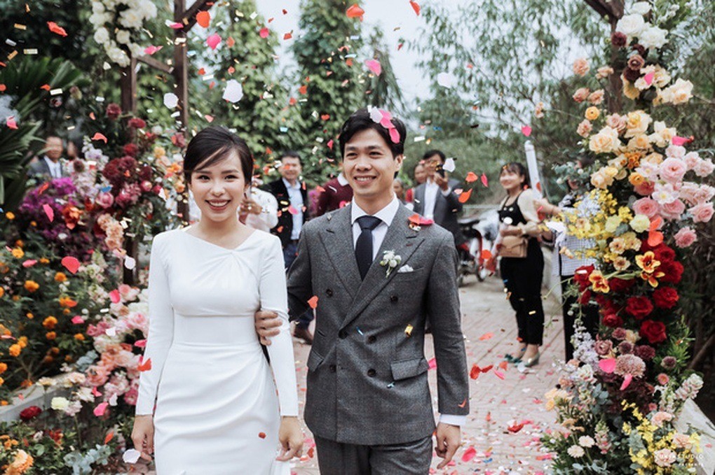 Nguyễn Công Phượng (SN 1995, Nghệ An) vẫn chứng tỏ anh là tiền đạo hàng đầu của bóng đá Việt Nam ở thời điểm hiện tại. Cuối năm 2020, nam tiền đạo về chung nhà với bạn gái Tô Ngọc Viên Minh (SN 1993) sau hơn 3 năm hẹn hò. Bà xã Công Phượng giúp anh xây dựng hình ảnh và kết nối gần hơn với khán giả. Do vậy, cả hai được người hâm mộ ủng hộ khi công khai chuyện hẹn hò Nguyễn Công Phượng (SN 1995, Nghệ An) vẫn chứng tỏ anh là tiền đạo hàng đầu của bóng đá Việt Nam ở thời điểm hiện tại. Cuối năm 2020, nam tiền đạo về chung nhà với bạn gái Tô Ngọc Viên Minh (SN 1993) sau hơn 3 năm hẹn hò. Bà xã Công Phượng giúp anh xây dựng hình ảnh và kết nối gần hơn với khán giả. Do vậy, cả hai được người hâm mộ ủng hộ khi công khai chuyện hẹn hò