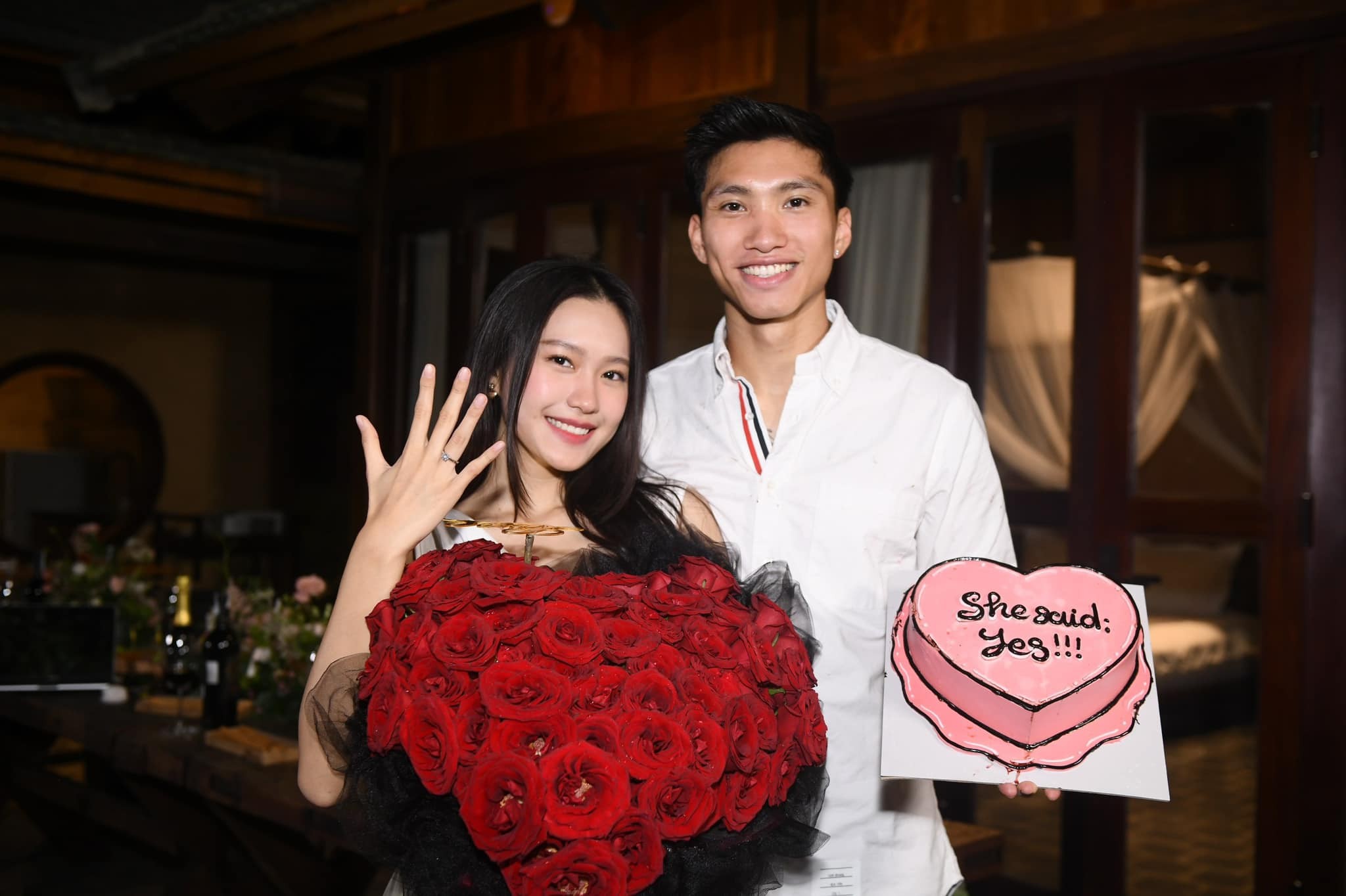 Đoàn Văn Hậu (SN 1999, Thái Bình). Sau thành công tại vòng chung kết U23 châu Á 2018 diễn ra tại Trung Quốc, nam cầu thủ vẫn giữ vững được phong độ. Đoàn Văn Hậu cùng bạn gái Doãn Hải My quen nhau từ năm 2020 nhưng đến tháng 8/2022, cả hai mới công khai chuyện hẹn hò. Tối 17/9, cầu thủ thuộc biên chế CLB CAHN cầu hôn thành công bạn gái Doãn Hải My (SN 2001) sau 3 năm hẹn hò Đoàn Văn Hậu (SN 1999, Thái Bình). Sau thành công tại vòng chung kết U23 châu Á 2018 diễn ra tại Trung Quốc, nam cầu thủ vẫn giữ vững được phong độ. Đoàn Văn Hậu cùng bạn gái Doãn Hải My quen nhau từ năm 2020 nhưng đến tháng 8/2022, cả hai mới công khai chuyện hẹn hò. Tối 17/9, cầu thủ thuộc biên chế CLB CAHN cầu hôn thành công bạn gái Doãn Hải My (SN 2001) sau 3 năm hẹn hò