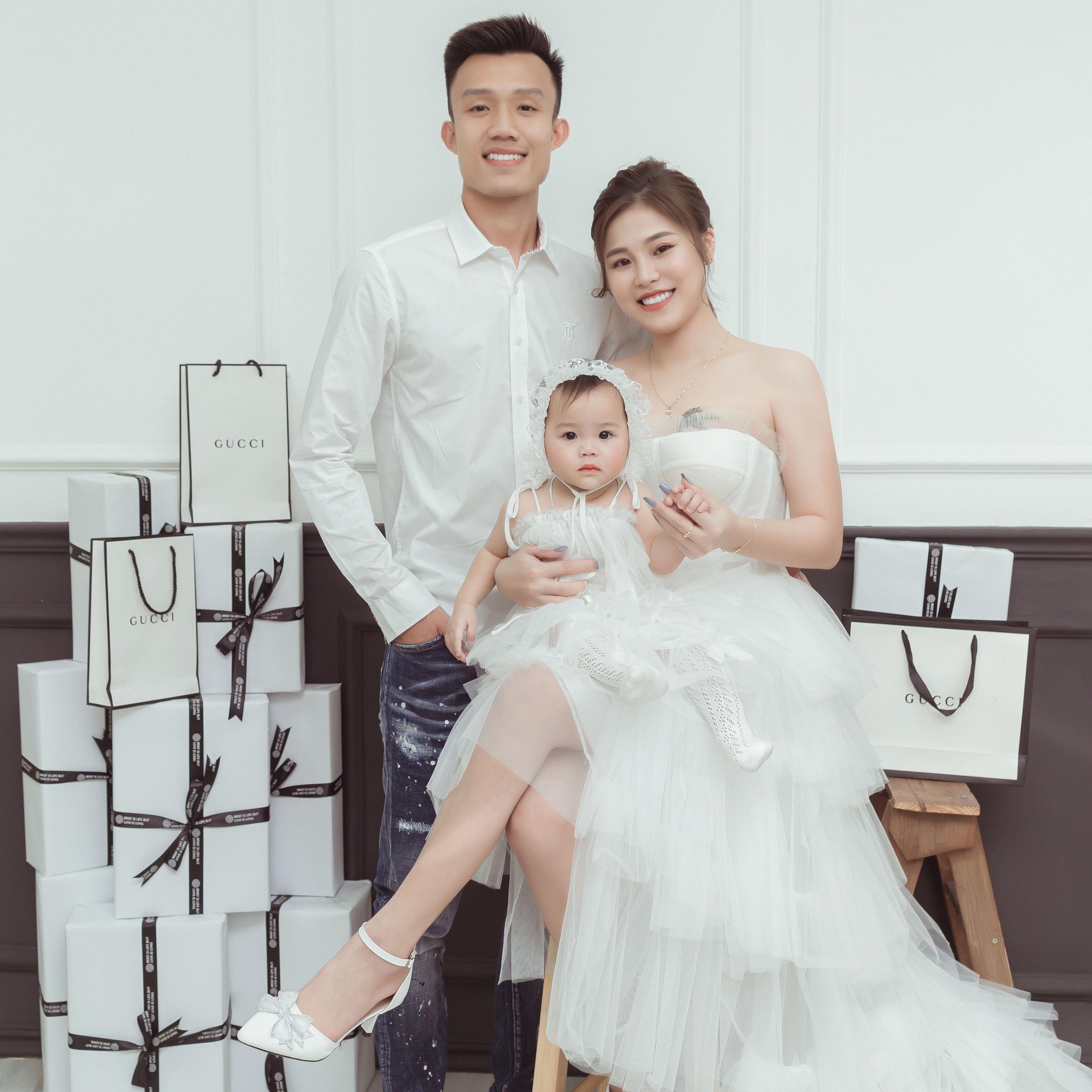 Trước khi quyết định tổ chức lễ cưới, Mai Xuân Quyết và vợ đã có thời gian dài hẹn hò, cả hai đã có một bé gái vô cùng dễ thương Trước khi quyết định tổ chức lễ cưới, Mai Xuân Quyết và vợ đã có thời gian dài hẹn hò, cả hai đã có một bé gái vô cùng dễ thương