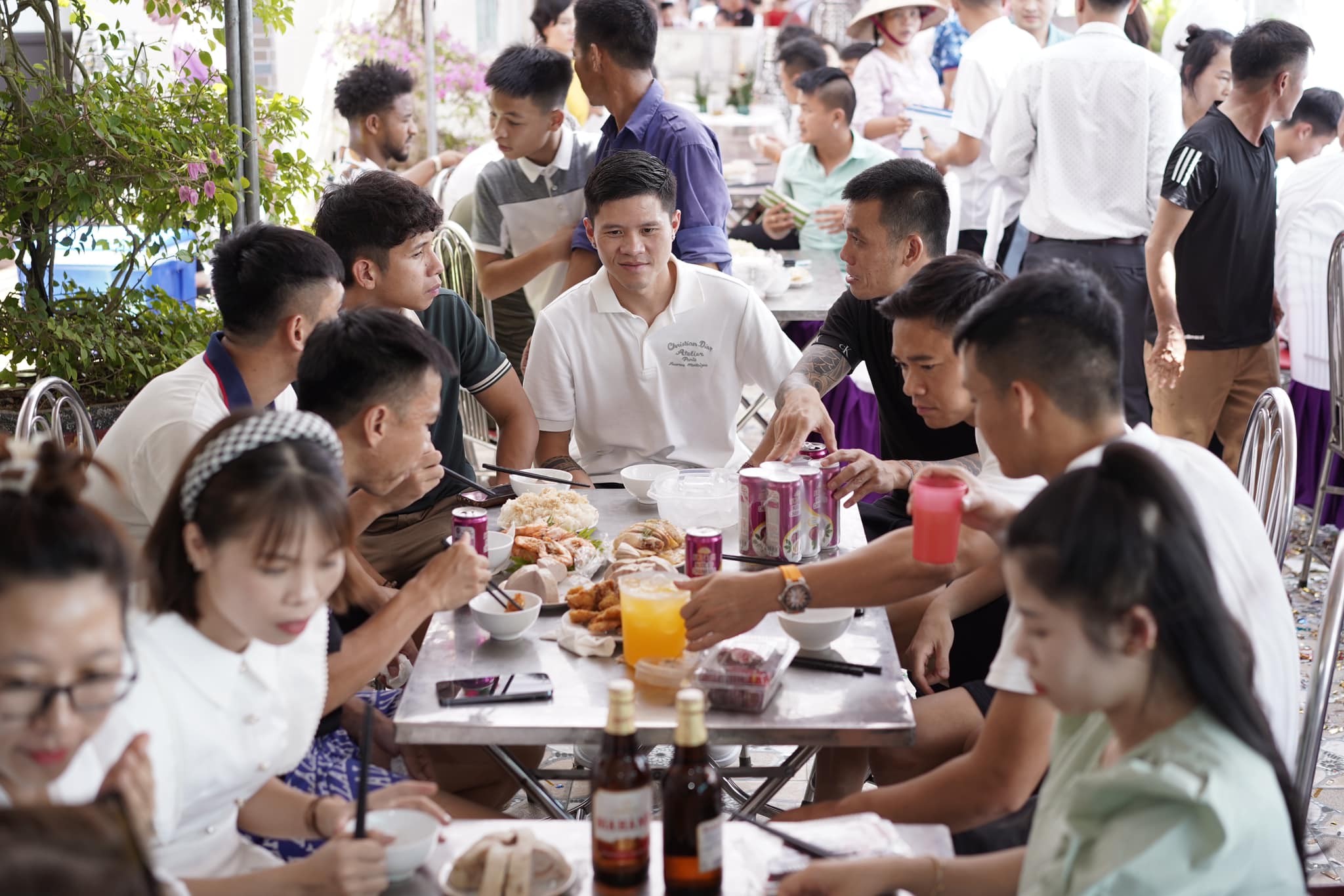 Đám cưới có 'cả trâu lẫn nghé' của cựu tuyển thủ U23 Việt Nam - Ảnh 1 Đám cưới có 'cả trâu lẫn nghé' của cựu tuyển thủ U23 Việt Nam - Ảnh 1
