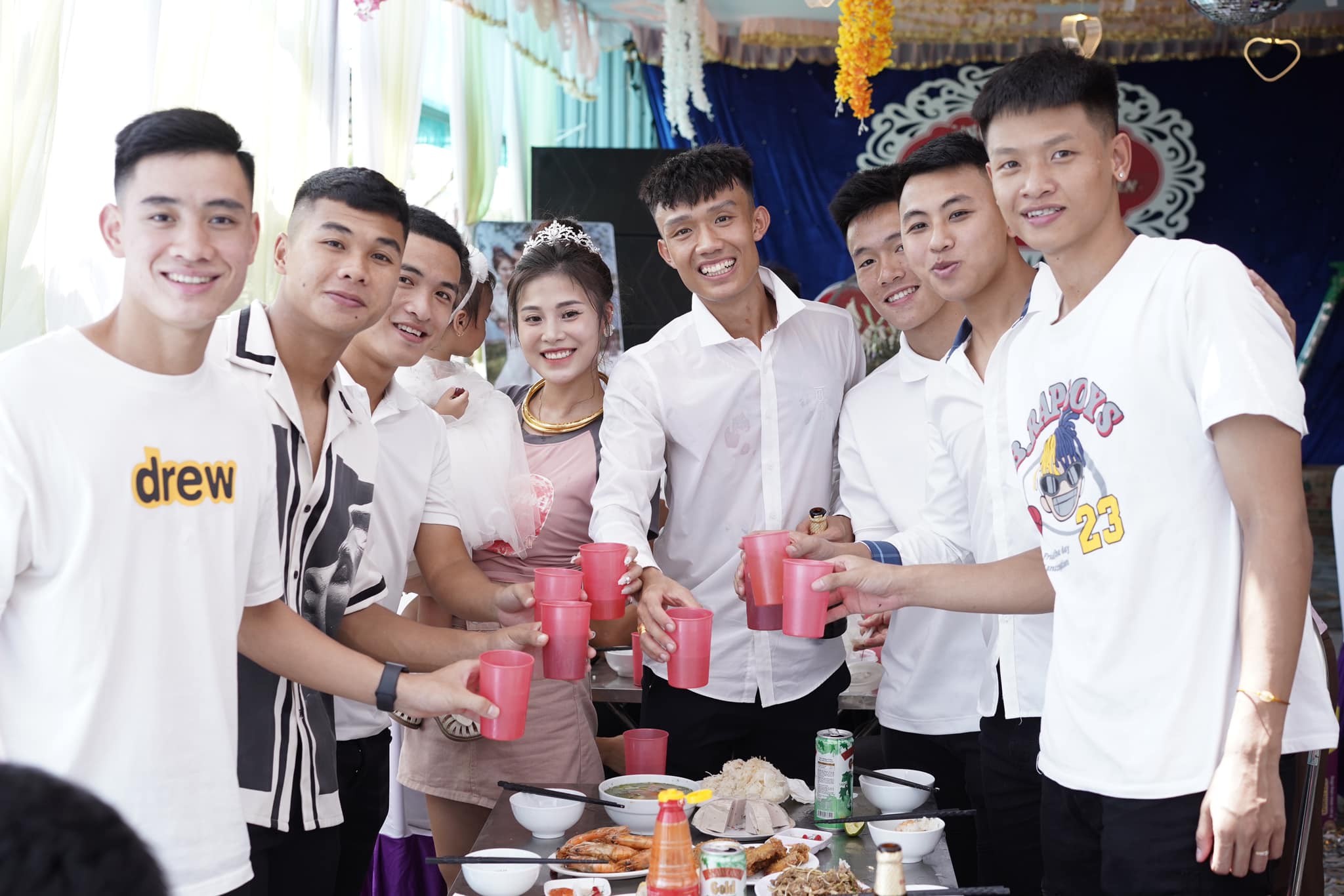 Hôn lễ được tổ chức tại quê nhà chú rể có sự tham gia của gia đình, bạn bè và dàn cầu thủ CLB Nam Định. Hôn lễ được tổ chức tại quê nhà chú rể có sự tham gia của gia đình, bạn bè và dàn cầu thủ CLB Nam Định.