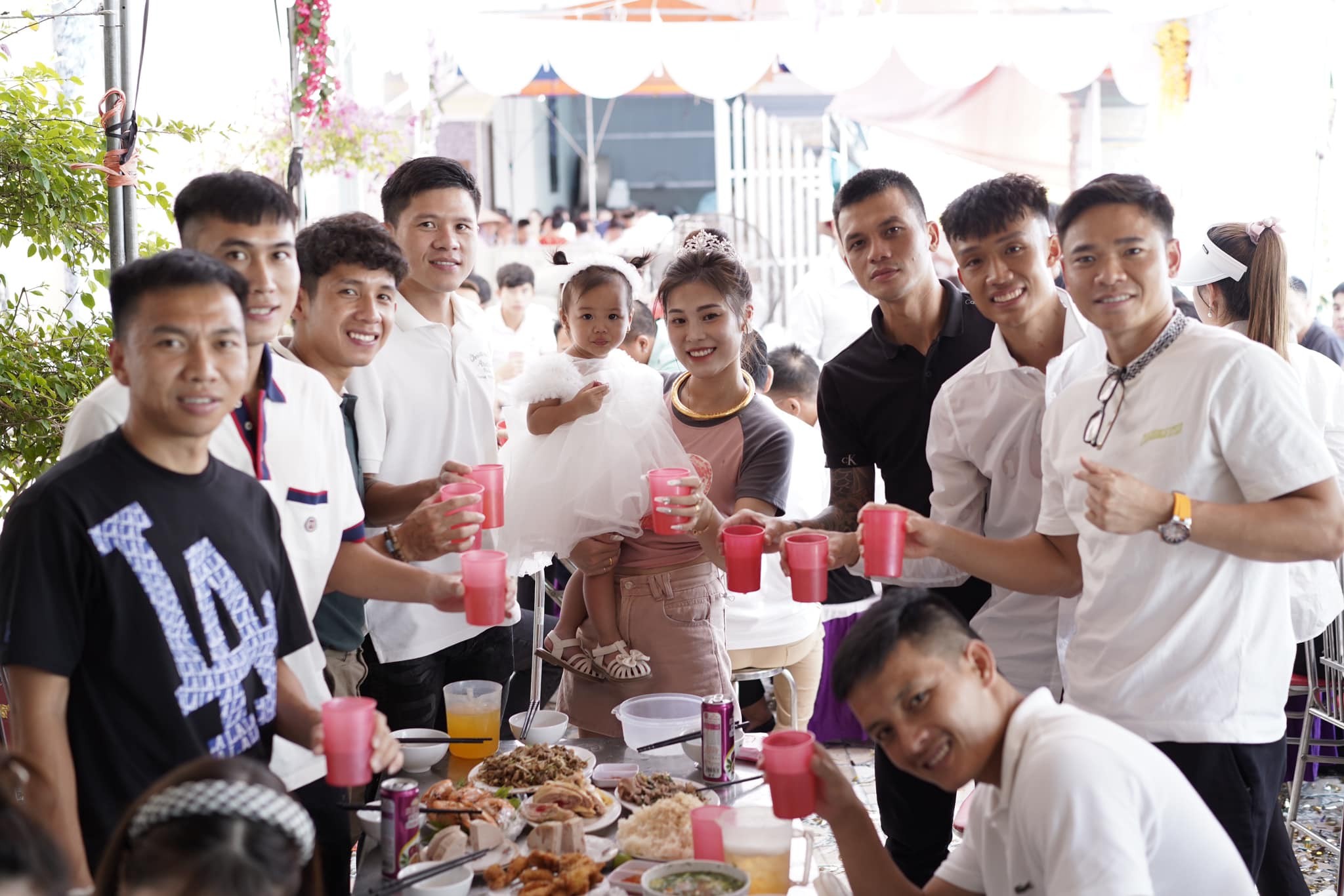 Thủ môn Nguyên Mạnh, tiền vệ Nguyễn Phong Hồng Duy, hậu vệ Hữu Tuấn... đều có mặt để chúc mừng hạnh phúc cho đàn em Thủ môn Nguyên Mạnh, tiền vệ Nguyễn Phong Hồng Duy, hậu vệ Hữu Tuấn... đều có mặt để chúc mừng hạnh phúc cho đàn em