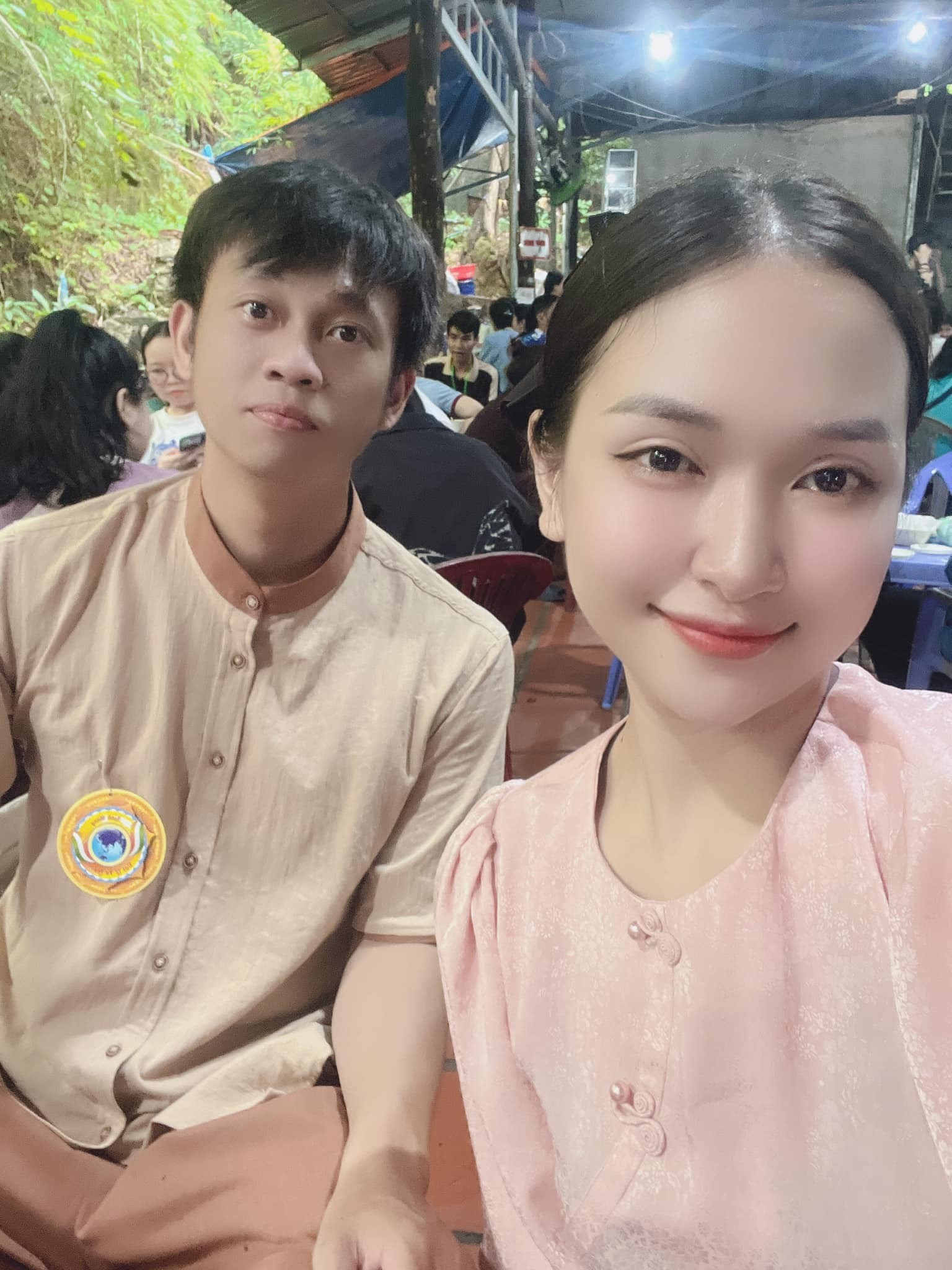 Trần Thanh Sơn sinh năm 1997, trưởng thành từ lò đào tạo HAGL. Hồ Quyên vợ của Trần Thanh Sơn là người Buôn Mê Thuột. Cặp đôi bắt đầu hẹn hò từ tháng 5/2022