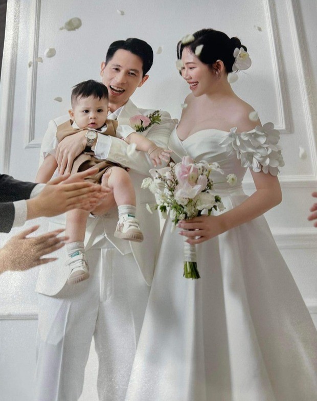 Đình Trọng hôm nay diện vest bảnh bao, đeo hoa cài trên áo. Bên cạnh anh, cô dâu Trang Heo xinh đẹp trong bộ váy cưới lung linh