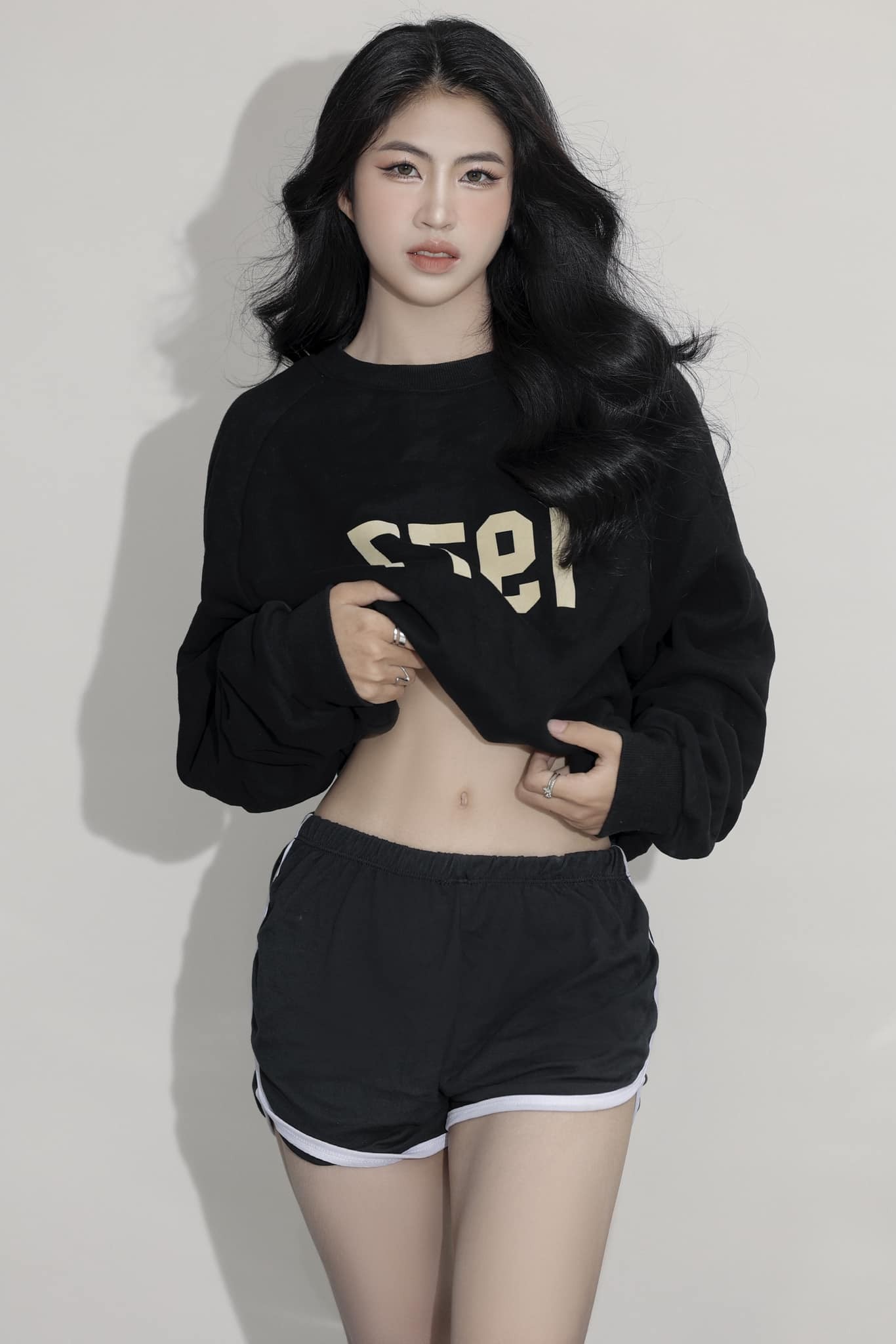 Không chỉ là một gương mặt nổi bật trên sân cỏ, tiền vệ Nguyễn Thị Thanh Nhã còn sở hữu nhan sắc xinh đẹp cùng gu thời trang sành điệu ở ngoài đời