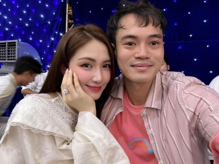 Hoà Minzy gây chú ý với nhan sắc ngọt ngào, nụ cười rạng rỡ bên cạnh người bạn Văn Toàn. Ca sĩ quê Bắc Ninh chỉ trang điểm nhẹ nhàng, chọn phong cách thời trang nhã nhặn, thanh lịch, vừa đủ xinh đẹp lại không chiếm spotlight của cô dâu