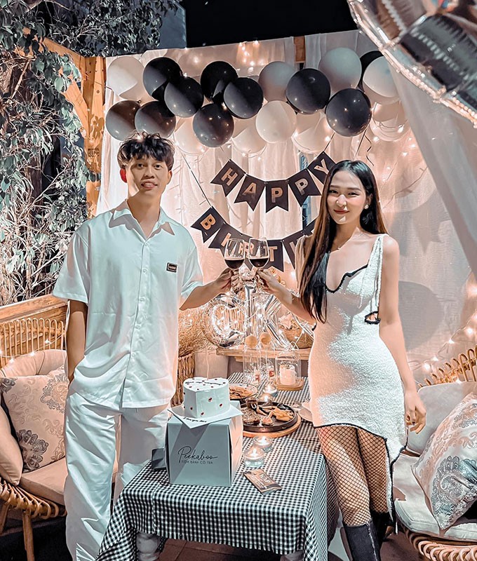 Trần Thanh Sơn sở hữu khuôn mặt xinh xắn, làn da trắng bóc, vòng eo con kiến và đôi chân dài miên man