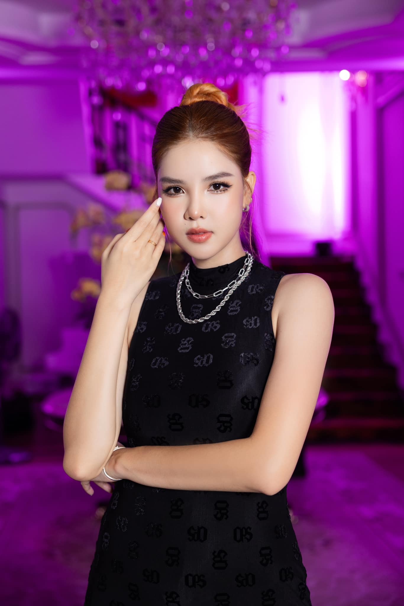 Kỳ Hân sinh năm 1995, từng là người mẫu kiêm diễn viên sở hữu chiều cao 1m78