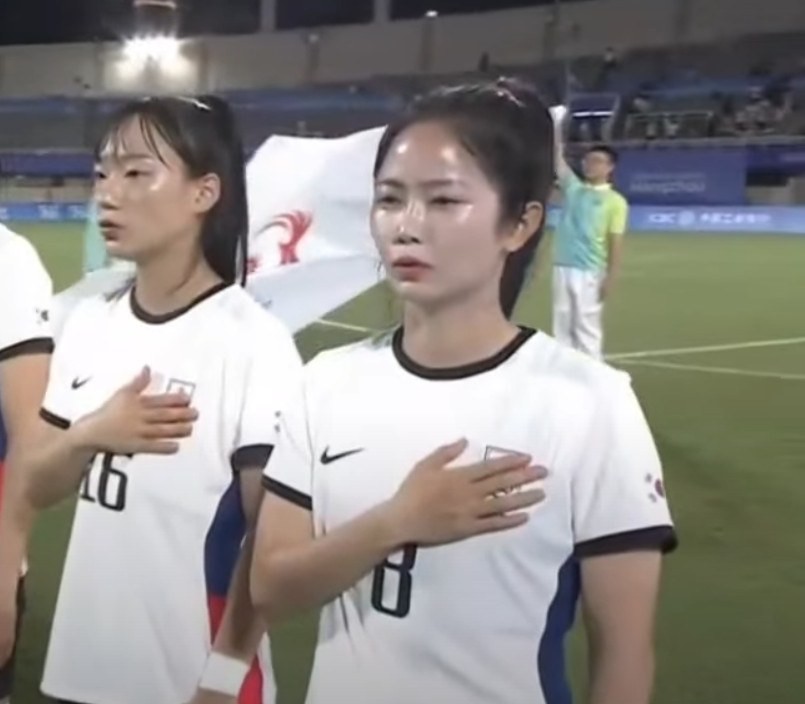 Cận cảnh nhan sắc 'nữ thần bóng đá Hàn Quốc' Lee Min Ah - Ảnh 1